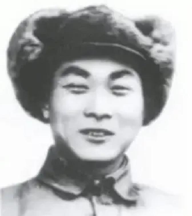两个孩子听完母亲的话，一时愣住了。他们从小就知道父亲贺东生是个严厉又慈爱的人，教他们写字、带他们跑步，生病时整夜守着。贺茑想起自己小时候总爱揪父亲耳朵，贺军想起逃学被父亲罚站军姿。这些记忆此刻像潮水一样涌来，却又突然蒙上了一层雾气。

陈玲站起来，从抽屉里拿出一个铁盒子。里面有几张旧照片，一张是年轻