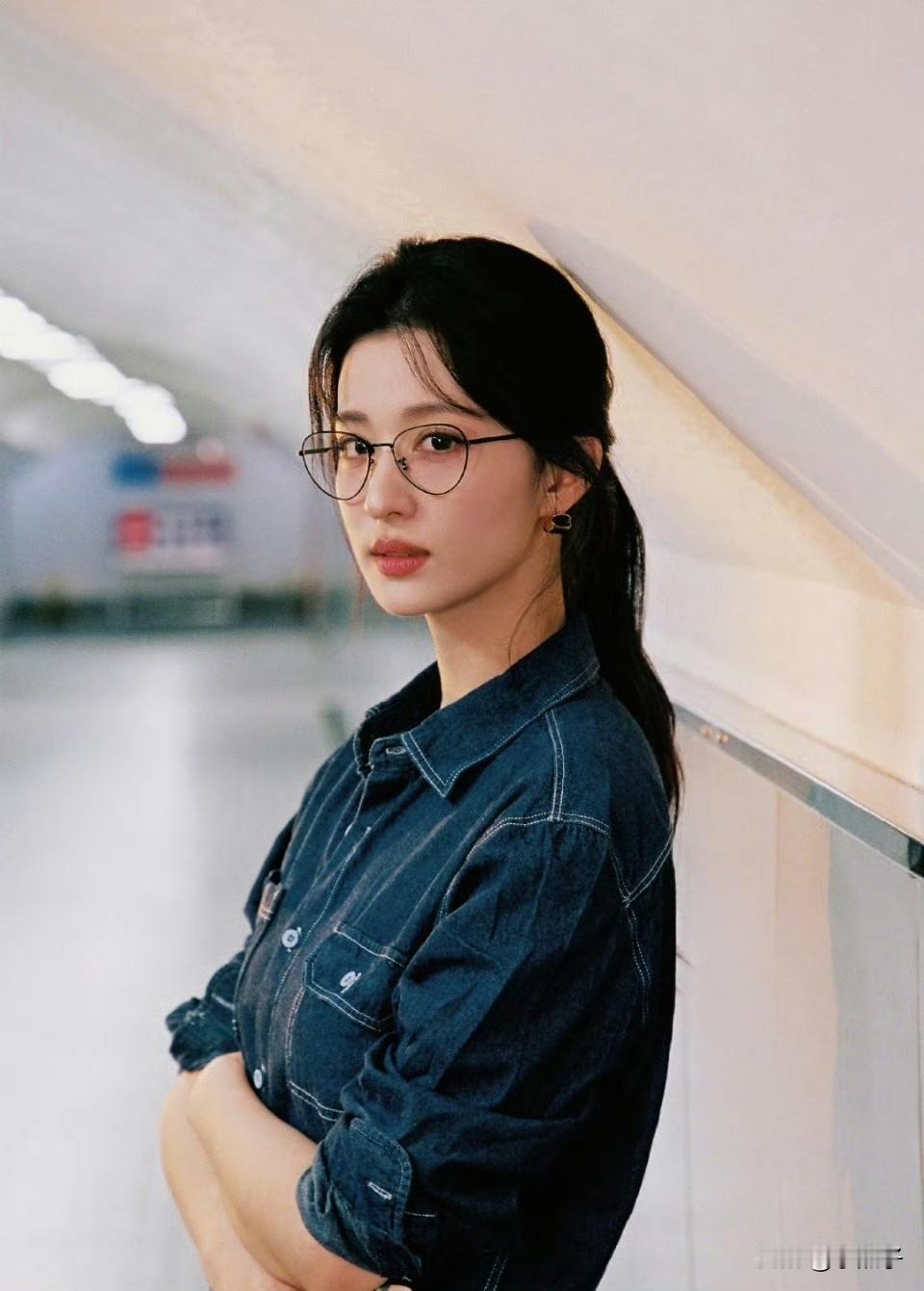 谁懂王楚然戴眼镜的高智感 王楚然戴细框眼镜杀太有高智感了！拉满美翻全场...