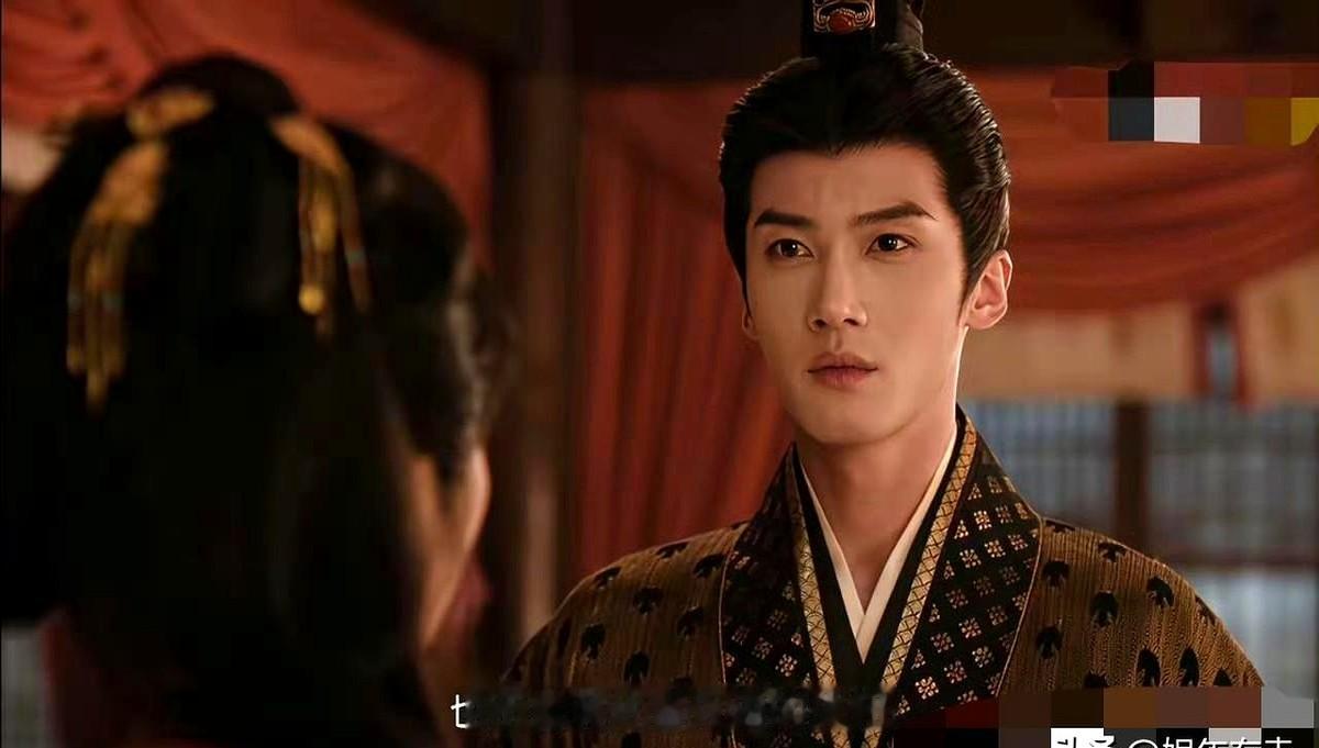 结个婚叫“完姻”，病好了叫“病痊”。《嫁金钗》这台词一出口，不少人当场出戏。

田曦薇、闫桉主演，闫桉演世子，剧正热播。网友吐槽的点很集中：堆生僻表达，成语乱用，“三刀两面”“月貌花容”往台词里硬塞，放着通俗说法不用，非要咬文嚼字，一心想凹出古雅质感，结果生硬得不像人话。

世子人设再端着，也架不住