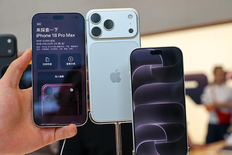 【iPhone18 Pro Max曝出硬件故障，部分用户蜂窝信号直接丢失，故障机需免费换新】
当地时间10月2日，苹果官方确认，部分美国AT&amp;T运营商的iPhone 18 Pro Max出现严重网络故障。
 
受影响设备蜂窝网络完全失效，不能打电话、收发短信、使用移动数据，仅能依靠Wi‑Fi正常使用