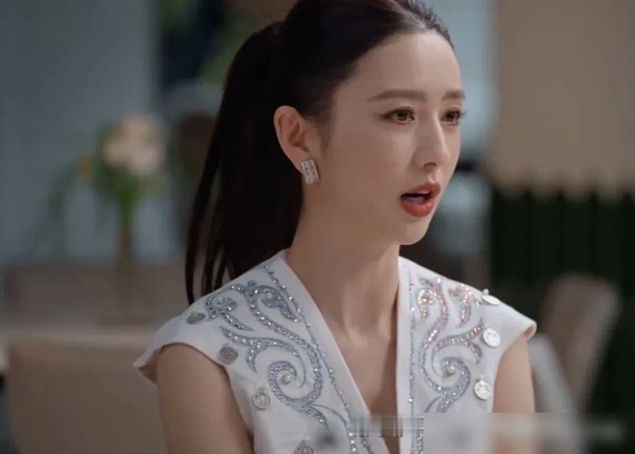 佟丽娅把离婚说透了。鲁豫新访谈里，她开口就澄清：陈思诚没家暴，拍《我经过风暴》时两人正谈离婚，网友把戏里的伤贴她身上了。
她说这婚离得不撕不闹，慢慢地来，想清楚安顿好才做的决定。勇敢不是冲动，是盘算周全后动手。
最狠的是这句：以前是导演的老婆，戏约都变少，离完才做回自己。
现在两人玩新型离婚，