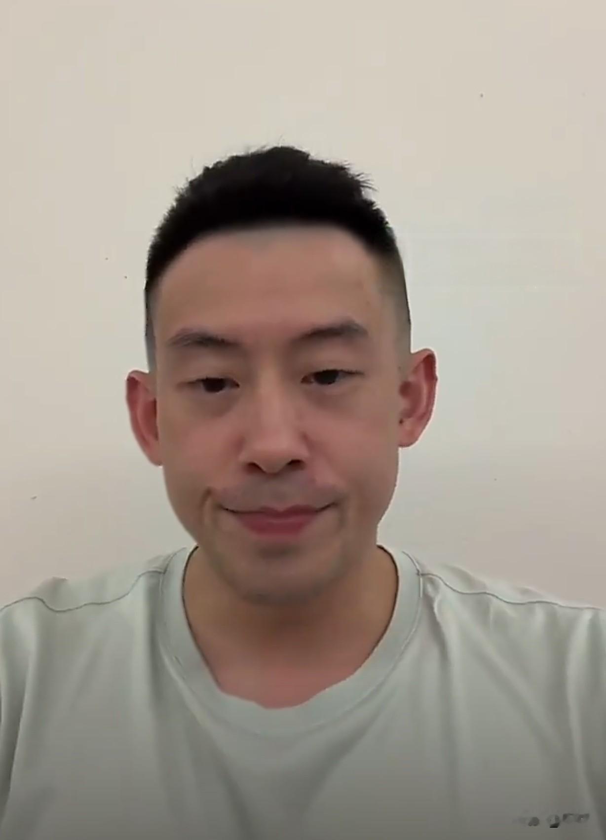 黄镇廷：许昕我交手很多次，只赢过一回。马龙、王楚钦我从来没赢过，单打、双打混双都没取胜，混双曾经打到2:3惜败。只要有机会，我肯定想赢王楚钦，上场没有人不想赢球。有人问逆旋转正手短接发球怎么处理，直接拉或者搓，首要保证接上台。我没和马琳交过手，单打双打都没有，等我出来参赛的时候，他差不多已经退役了。