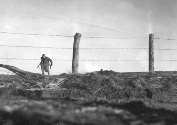 1944年12月16日，早上5点30分。比利时和卢森堡边境，阿登森林，零下20度，大雪。
纳粹德国集结了20余万精锐，用600辆坦克，在75英里正面发动了二战西线最后的大规模攻势。
美国人完全没有预料到。接下来的四十天，是美军历史上伤亡最惨重的单场战役。
610,000名美国士兵卷入其中，89,00
