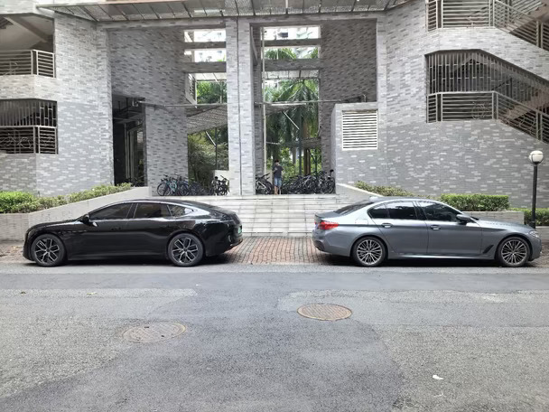 锁车后回头再看一眼的，不止我一个吧