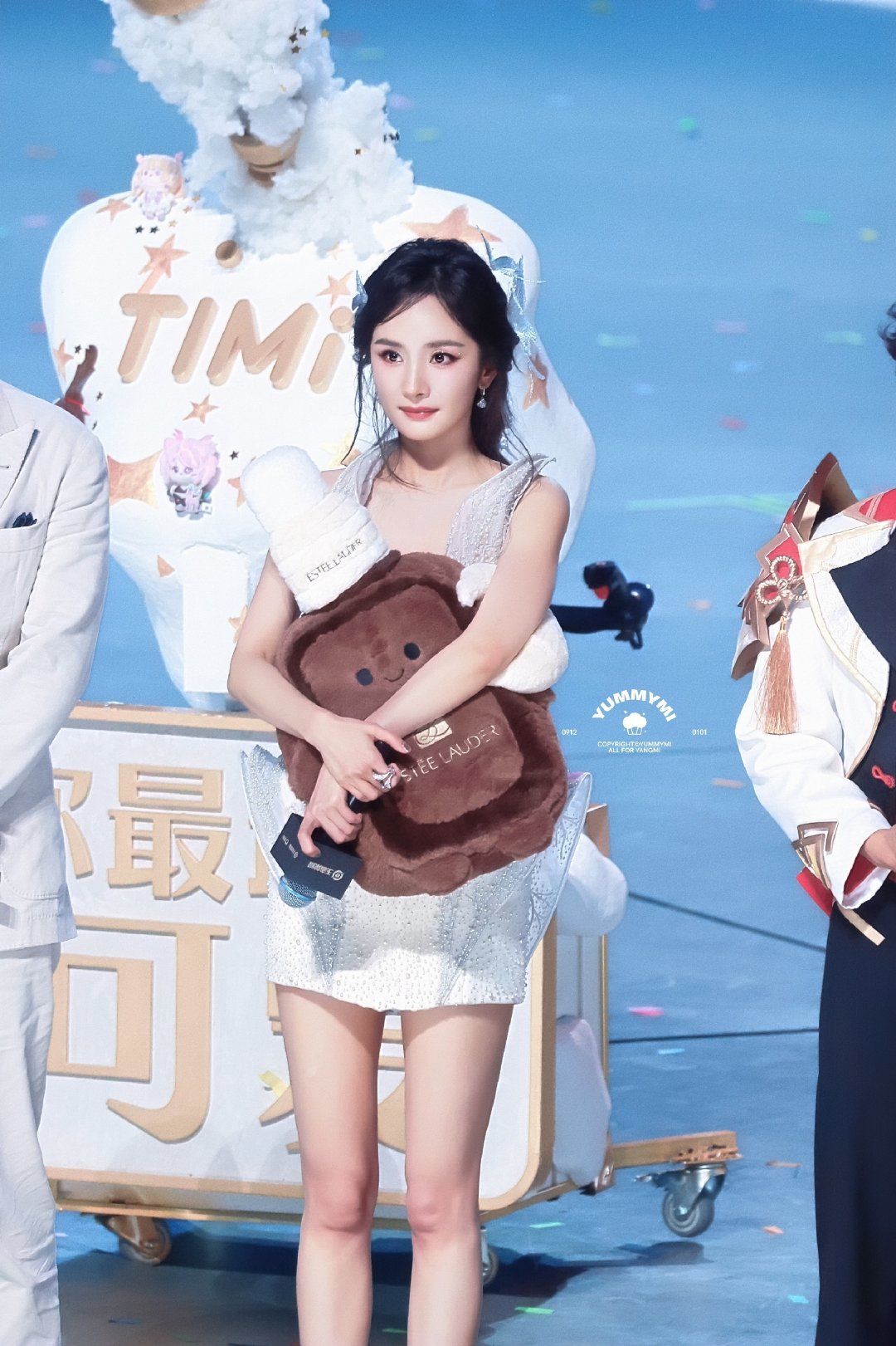 去年今日，王者荣耀2025共创之夜上的杨幂，那时久违的有发饰的造型[捂嘴哭] ​