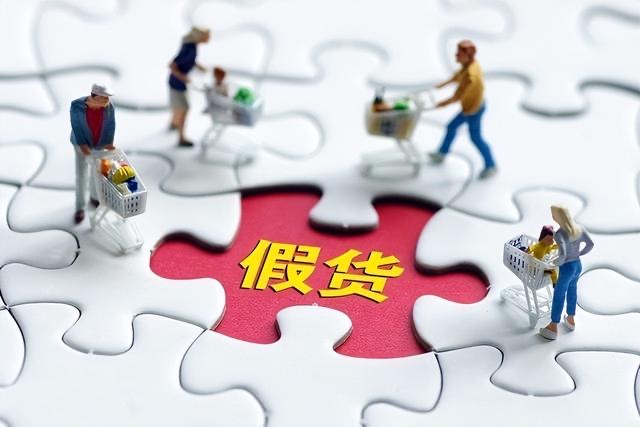 直播间499一箱的“特供酒”，成本才几十？揭秘假货暴利背后的真相！

刷直播带货，你肯定见过这种场面：主播举着“酱香特供”白酒，嗓子都快喊破了：“厂家甩库存，499一箱不还价！”弹幕刷屏，库存秒空。可警方一查，这酒成本就几十块，里头灌的是食用酒精兑香精。利润高达2400%，你敢信？
今年3月，某平台