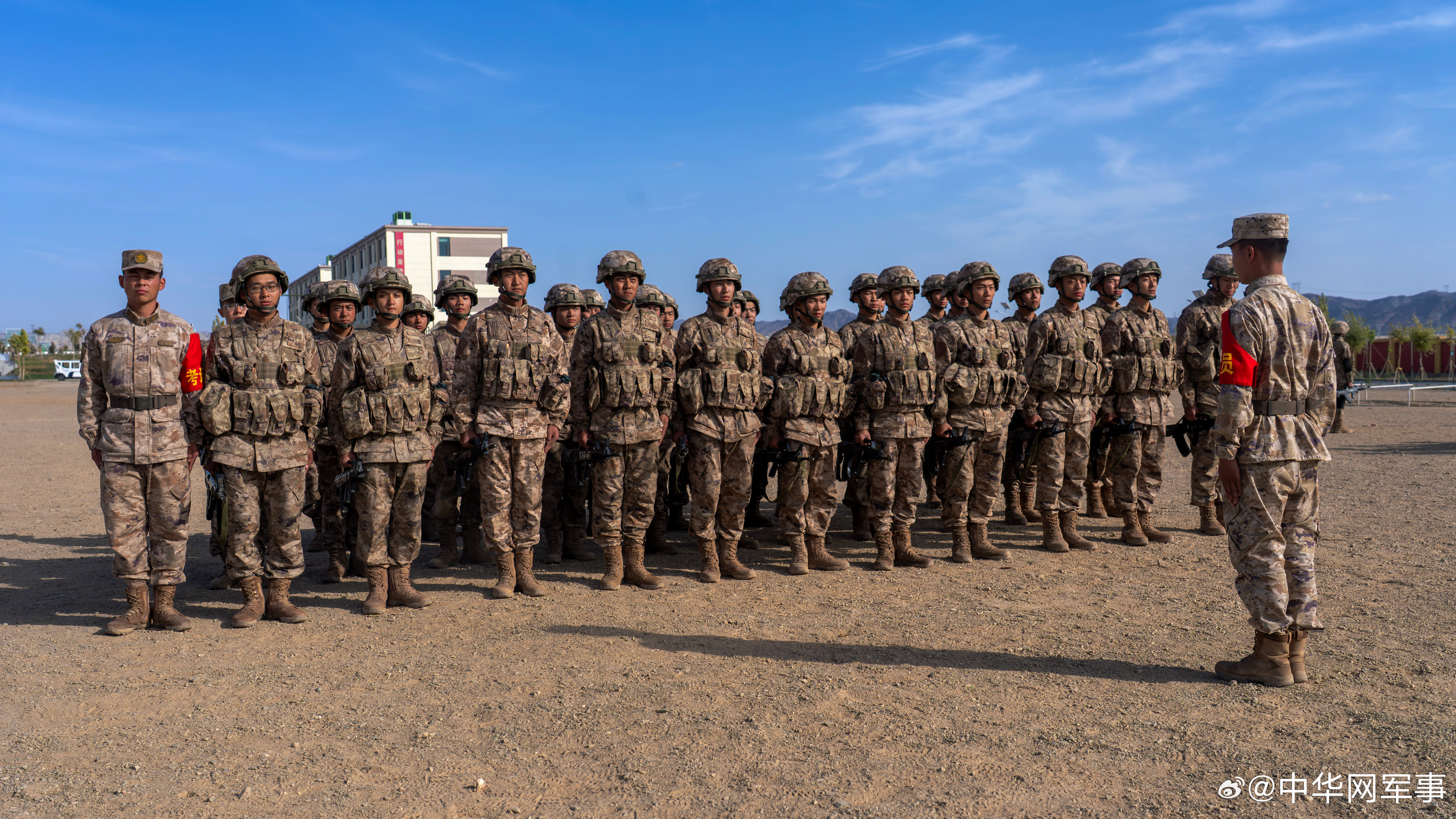黄沙砺劲骨，新兵竞沙场。越障闯关、同台比拼，在各项课目中锤炼本领，以昂...