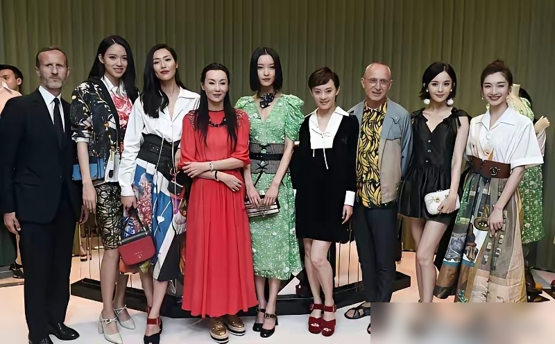 奚梦瑶跟娜扎同框，评论区直接炸了，五官再精致也扛不住九头身的物理压制吧
何猷君自己说过，就是看维密秀时被奚梦瑶踩着高跟鞋走出来的那股劲儿震住了，才下的手追。不是白瘦幼那套，是骨子里带出来的台步杀
追到手也不是供着。综艺里俩人互相拆台，奚梦瑶直接否认何猷君爱她更多，说拿行动说话。何猷君吃醋的方式是