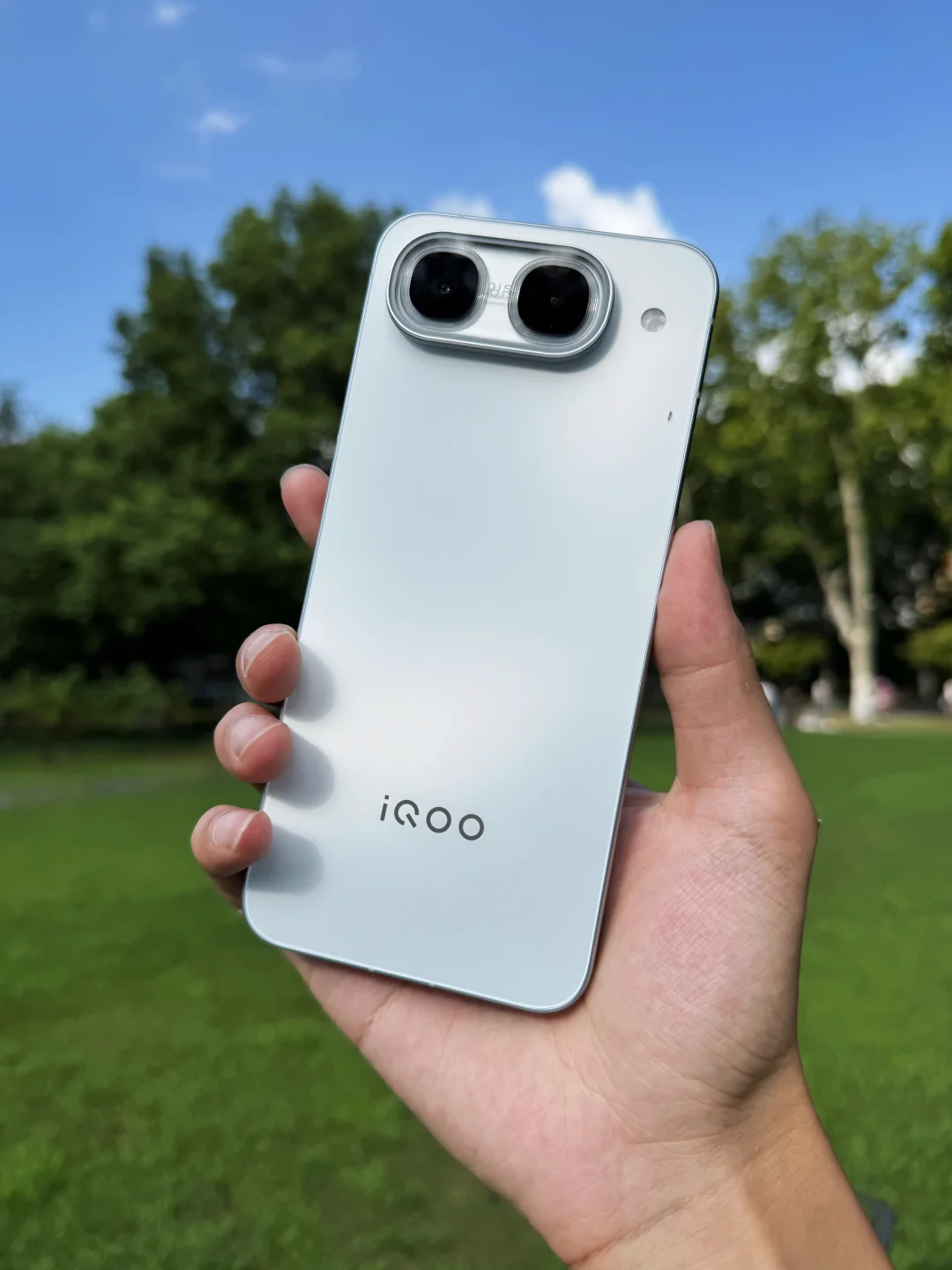 iQOO这次有点超标了。
手机好不好看，用户心知肚明
iQOONeo11至尊到手