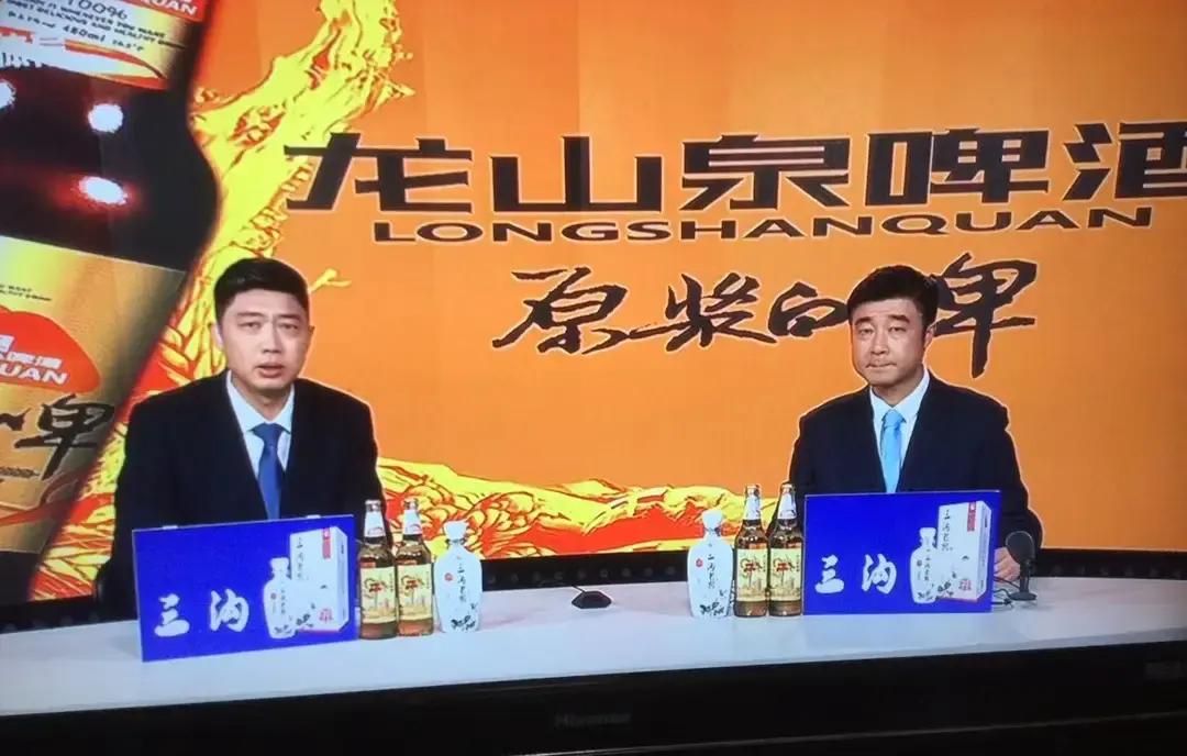克里斯赛前毫无征兆地因伤挂起免战牌，乌戈居然还敢把赵继伟稳稳按在替补席上轮休，这心真不是一般的大。
内线本来就缺了一条腿，后场大脑还接着歇，辽宁队碰上广厦敢这么托大，简直让人看不懂。
对面反戈的威尔斯是什么成色，圈里谁不清楚？这老油条以前在辽宁打球就精得很，如今换了球衣碰上老东家，浑身都是劲，直