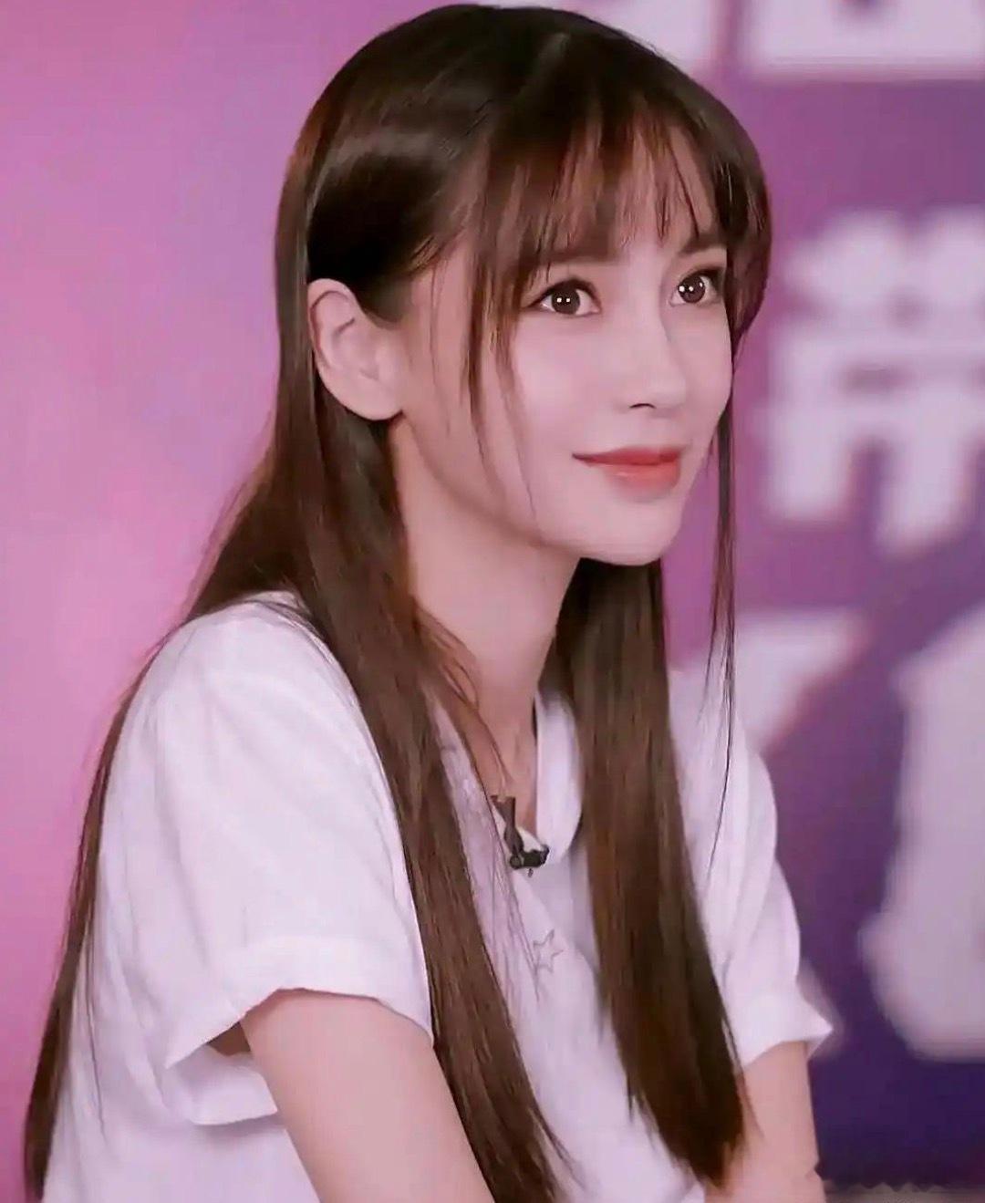 网传黄晓明和杨颖离了婚，起因是一场酒局。
程青松在横店杀青宴把黄晓明灌醉，凌晨三点，醉醺醺的黄晓明给正在上海拍夜戏的杨颖发“咱聊聊”，对方没回。十天后，他俩现身朝阳区民政局，只用十三分钟就办好了离婚手续。出门时，黄晓明低头不吭气、脚步沉重，杨颖戴墨镜神色淡定，步伐轻快。其实这段婚 ​