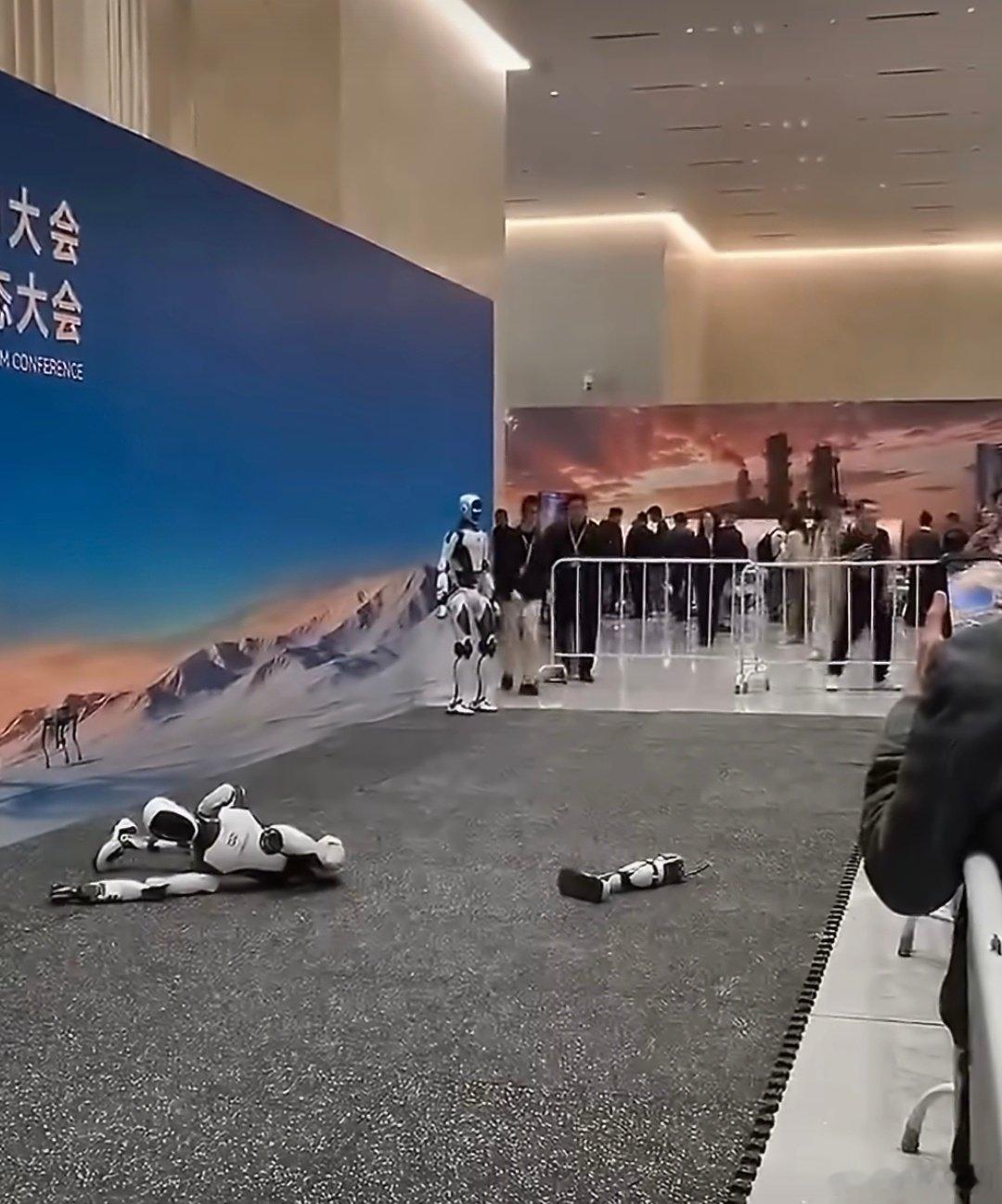 #宇树机器人侧空翻表演时甩断腿#
这方面还是机器人厉害，人要是腿飞出去了，这辈子就没有腿了，机器人安装上接着用。[doge] ​