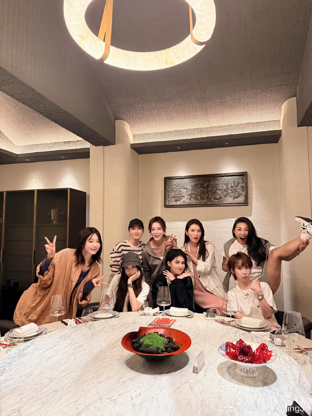 曾沛慈、叶一茜、谢楠、徐洁儿、淡淡、唐艺昕、王霏霏、徐梦洁、陶昕然一起在北京聚餐团建，提前过中秋节啦，我浪7了，姐姐们感情太美好了[捂嘴哭]#浪姐小跟班[超话]##浪姐# #浪姐中秋聚餐照# ​