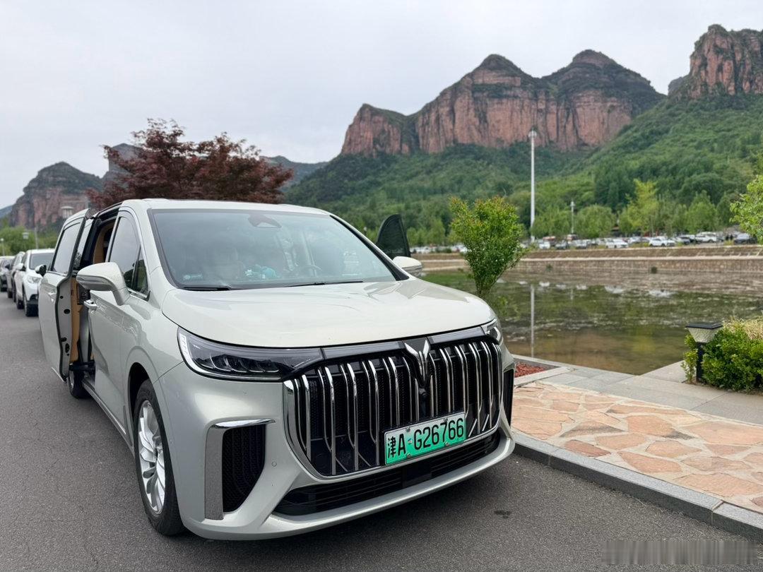 配置拉满的同时，尊界V800/V680短板同样不容忽视。3.1吨整车自...
