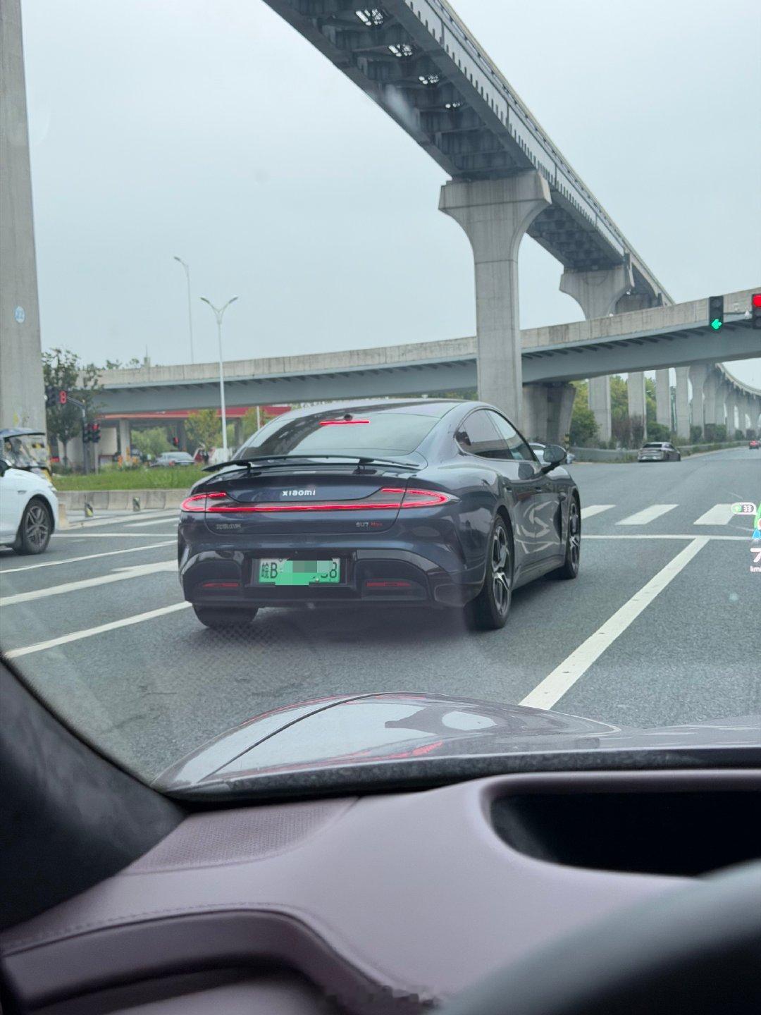 我也是被车友拍到了[哈哈][哈哈][哈哈]

SU7 发布这么久了，依旧挺好看 [哈哈]

#小米车主# ​