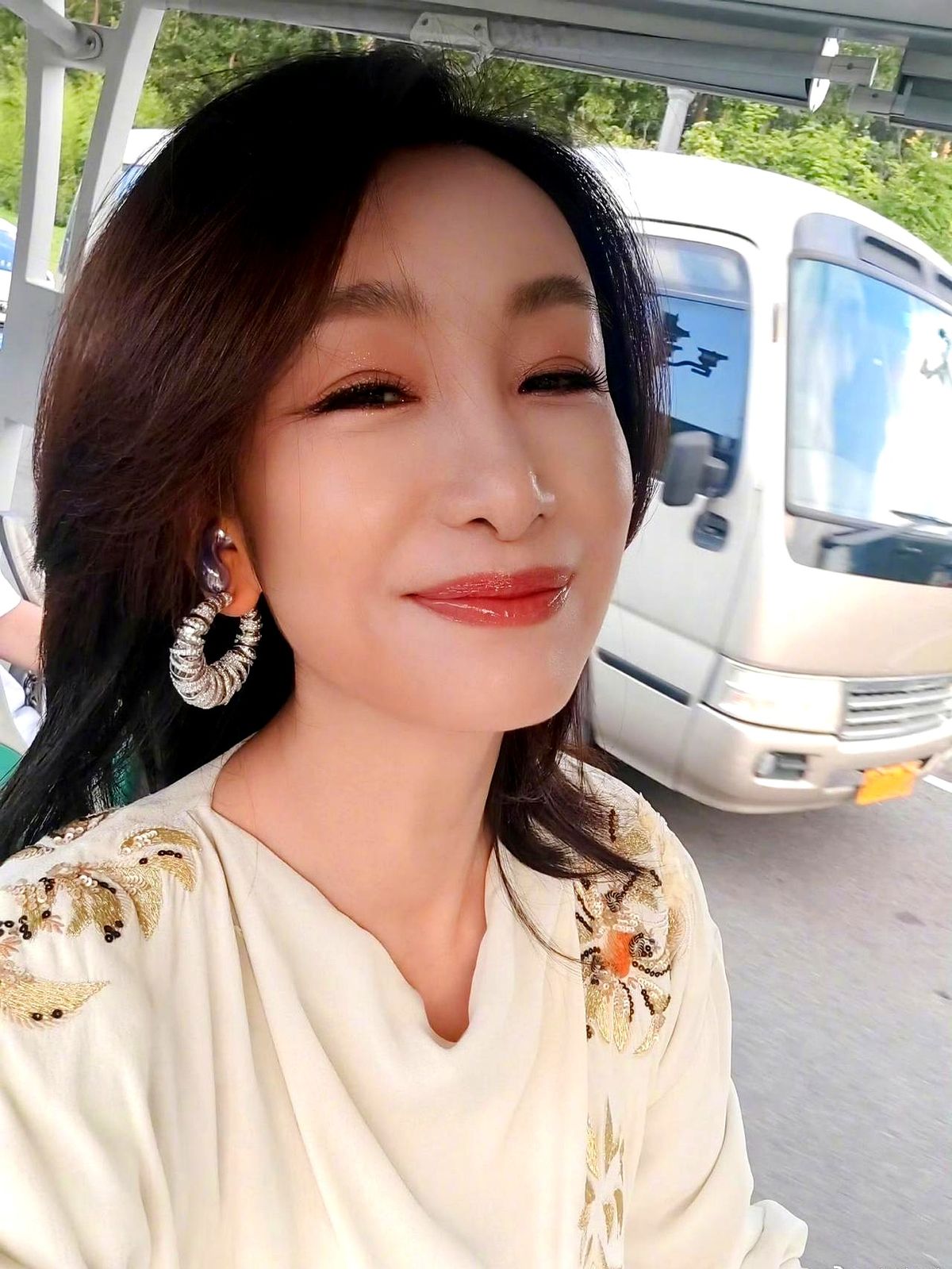 秦海璐遇到同龄向导，对方自嘲长得“有点着急”，结果下一秒直接给秦海璐来了个暴击。

水边录节目，赵昭仪不敢去深水区，胡先煦让她在浅水玩。秦海璐转头问胡先煦是不是怕水，胡先煦抛了个梗：我属龙，不能在浅滩玩，容易被虾调戏。

梗还没落地，秦海璐这边就跟向导张飞聊起了年龄。发现两人同龄后，张飞挺实在，自嘲