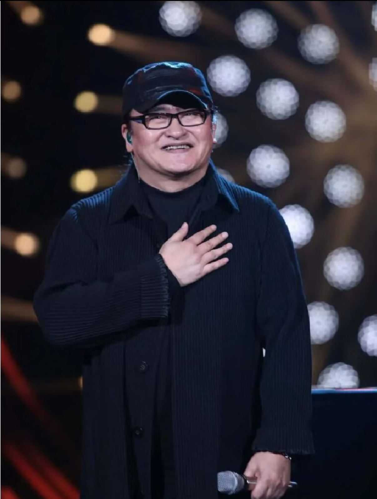 你听过刘欢老师的那些歌？

我儿子今年12岁，昨天突然问我：“爸，刘欢是谁？”我愣住了。

80后、90后谁没听过刘欢？《好汉歌》一响，全班男生拍桌子；《少年壮志不言愁》前奏一起，热血直接上头；《弯弯的月亮》是小时候我妈哄我睡觉的歌。可现在的孩子，只知道周杰伦、邓紫棋。

不是刘欢不火了，是时代变了