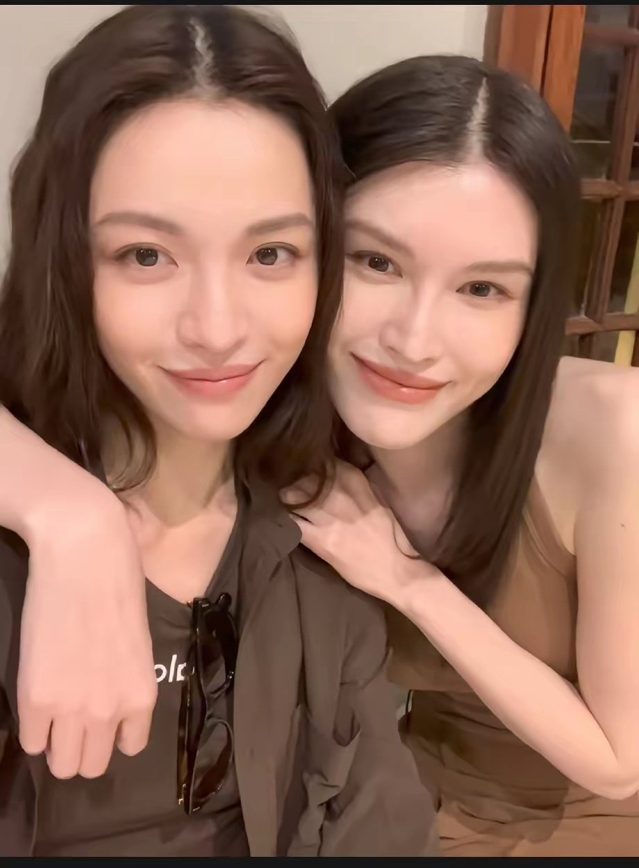 钟楚曦何穗同框现身活动！双女神合体氛围感拉满，网友：美到移不开眼
​​近日，钟楚曦与何穗一同亮相品牌线下活动，两位高颜值美女同框合影，瞬间引爆网友热议，一组活动实况照片流出，狠狠惊艳了一众网友。 ​