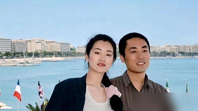 巴黎街头，巩俐素颜被人拍，评论区又在吵“老了”。
没修图，没造型，一件宽松背心裙，旁边是76岁的丈夫。有人盯着皱纹和身材说事，可你再看看她上个月的嘉人金九，跟易烊千玺同框，气场照样压场子。更早一点，戛纳开幕式，她站上去用中文宣布开幕，全场起立鼓掌一分钟，华人头一个。
别人怕老，她不怕。因为骨相这