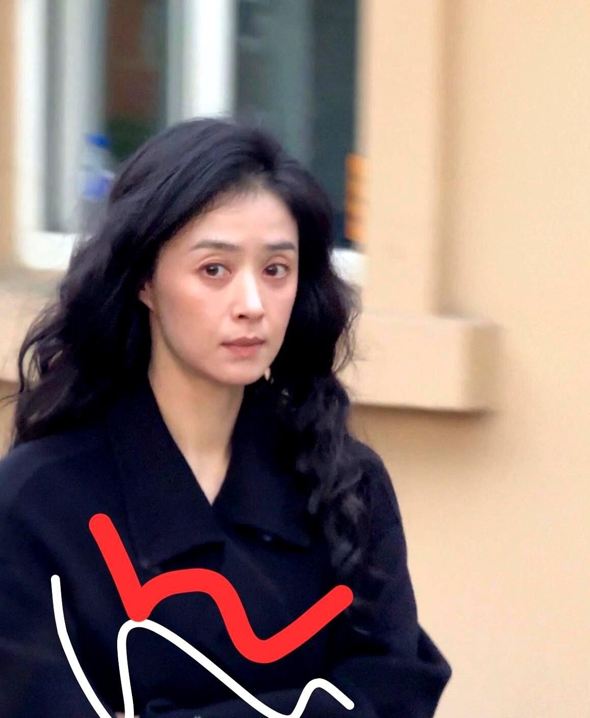 蒋欣瘦了快30斤，从华妃时期的珠圆玉润变成了现在的110斤。她靠轻断食和水煮菜硬扛下来，红毯生图里脸颊凹陷、眼窝深陷，可有时又被夸状态回春、从容大气，状态其实一直在波动。
问题就出在这：大家默认瘦等于美，可蒋欣恰恰证明这事没那么简单。她骨架子大，171的身高配丰腴时是贵气，瘦到临界点反而显得疲惫，苹