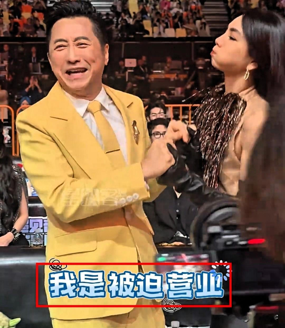 庾澄庆啊庾澄庆，
不是我说你，你藏的也太深了吧！
要不是Ella陈嘉桦邀请你，我都不知道你居然还会跳舞！

今年的江苏无锡微博音乐盛典现场，真的太有意思了，直接把观众看乐了。

哈林庾澄庆在大家的印象里，是个安安稳稳唱歌的音乐顽童。
 
而Ella性格活泼，大大咧咧，在活动现场主动邀约庾澄庆一起跳舞