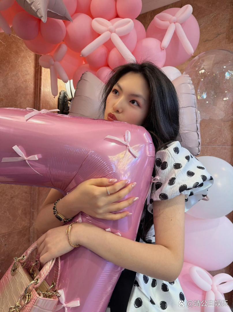 王诗龄迎来17岁生日，她的身材瘦了好多，一袭白色波点连衣裙，妆容精致，穿搭成熟显贵气，五官越来越像父亲王岳伦，但气质和气场则很像李湘。 ​