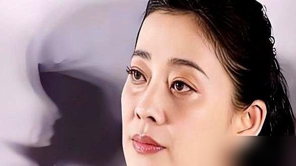 拍《父母爱情》那会儿，郭涛片酬8.8万，女主角拿了整整300万。

换做一般的男演员，心里那杆秤早失衡了。差了三十多倍，演的还是从头扛到尾的男一号。但他硬是一声没吭，把那个操着方言、洗脚都嫌麻烦的江德福演活成了几代人的荧屏白月光。影视圈的明码标价向来残酷，名气换现钱，演技有时候最不值钱，却也最扛老。