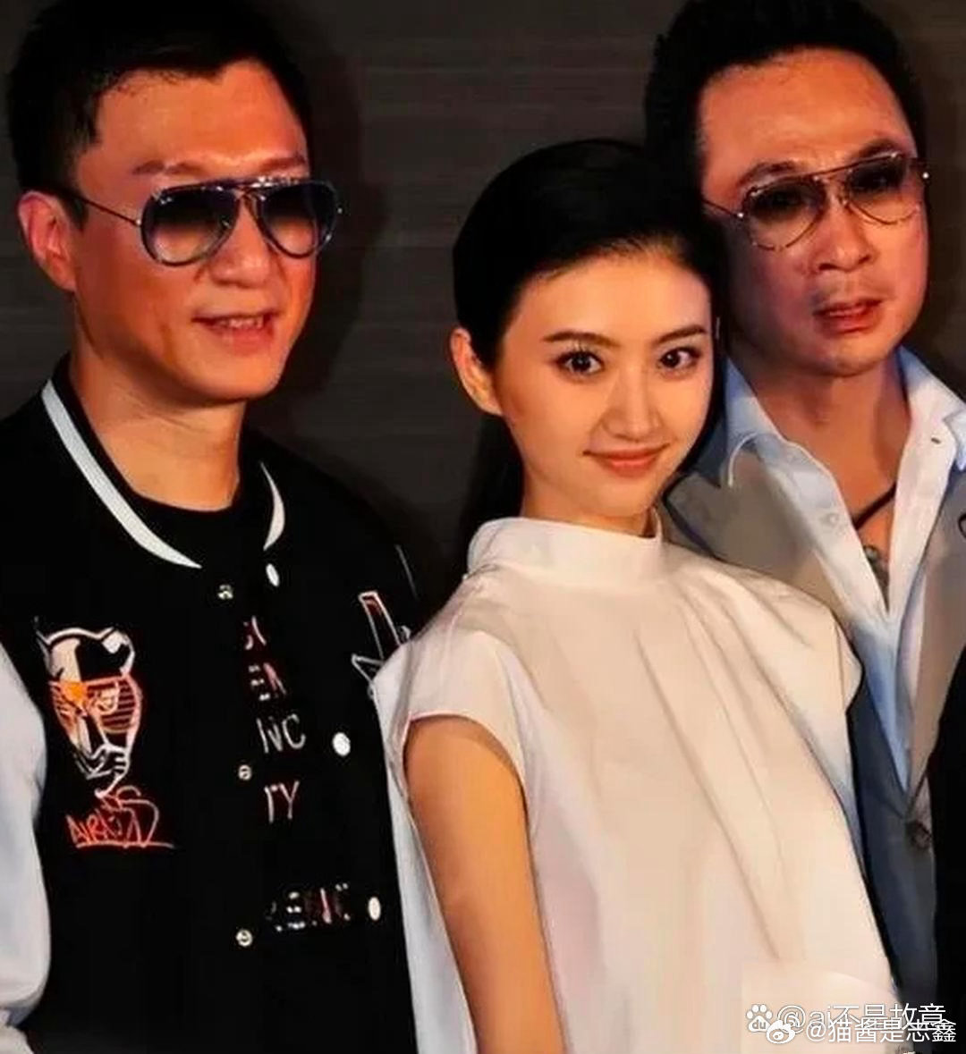2011年孙红雷拿到剧本，一看女主是景甜，配角是金喜善和吴镇宇，就直接拒绝了。导演说，片酬加到1200万。孙红雷同意了。这部片子就是《战国》，背后投资方星光灿烂影视，砸出1.5亿做这部大制作，核心目标很直白，捧当时才22岁的新人景甜。
名义上孙红雷是男一号孙膑，吴镇宇演庞涓，金喜善做女二号，一 ​
