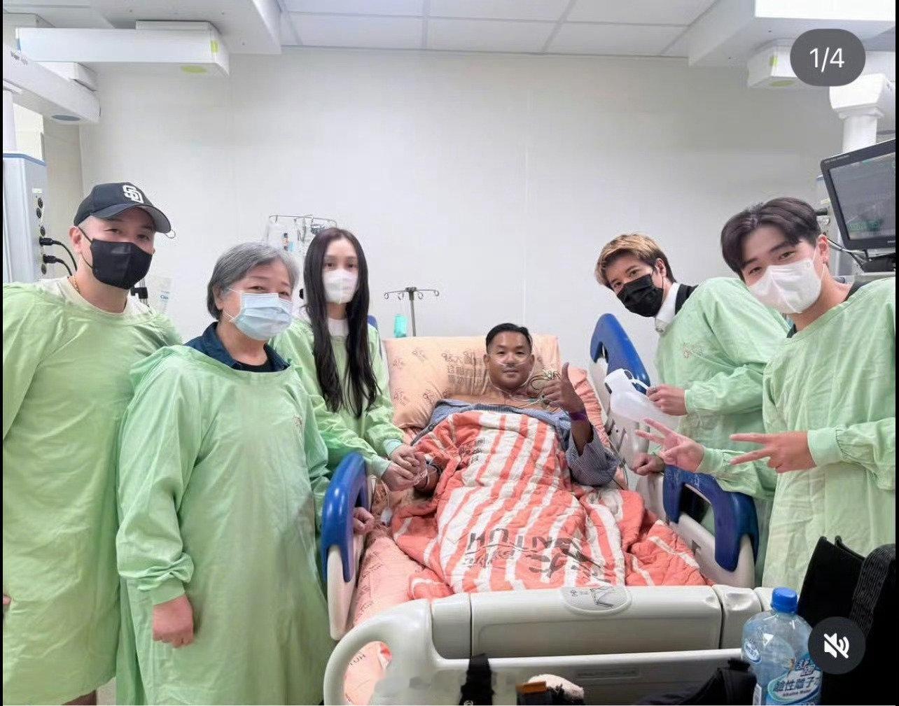 王力宏帮陈建州拿尿壶，
哈哈哈哈哈哈突然想起一个朋友割了痔疮，
我们一堆人去看他，
一起合影的样子。[允悲][允悲]
#王力宏帮陈建州拿尿壶# ​