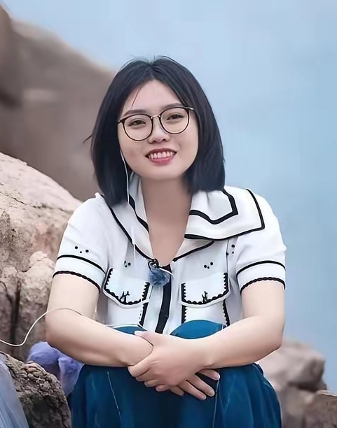 藏得太深！李雪琴最“低调”的北大专业
 
撒贝宁曾现场追问李雪琴的北大专业，她幽默坦言：是自己有点“说不出口”的专业，瞬间勾起全场好奇。
 
看似松弛随性的李雪琴，从小就是妥妥学霸。天性活泼好动的她，学习天赋却格外出众，成绩常年稳居第一，被身边人戏称“李第一”。
 
她极其擅长写作、热爱写论文，学术