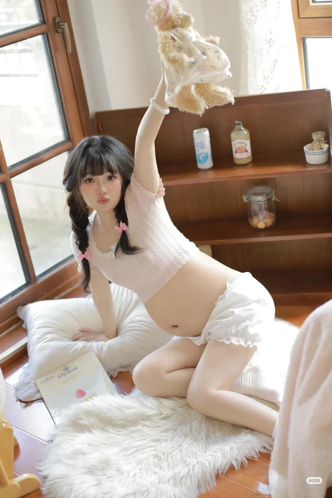 少女卧室甜美自拍，可爱的玩具熊和粉嫩色调