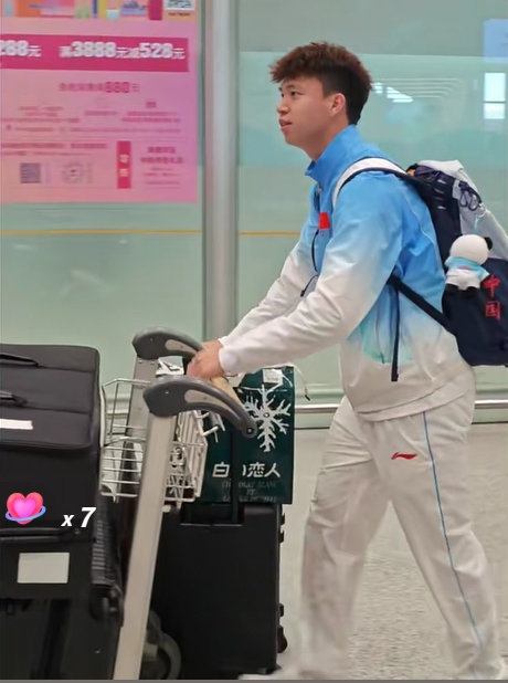#U23国足全队飞抵北京##U23国足带着奖牌回国# 

今天下午，U23 国足全队飞抵北京首都机场 T3 航站楼，大批球迷早早等候接机，掌声与欢呼声迎接将士凯旋。

【10月6日 19:35，国足vs塔吉克斯坦，锁定！一起为国足加油！】

#U23男足时隔28年再夺奖牌# ​​​​