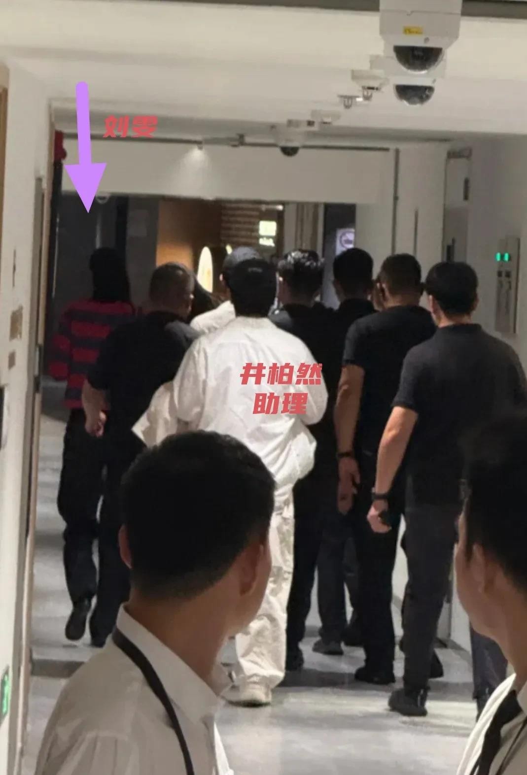 井柏然刘雯现身李荣浩演唱会，李荣浩台上直接点名“luke来了，雯雯也在”，一句话把两人送上热搜。当晚刘雯红条纹上衣配黑裤，超模身材在人群里根本藏不住，两条大长腿走路带风。两人同在包厢观演，井柏然还被拍到一直抱着刘雯，这哪是分开进场，分明是大大方方坐一起。最妙的是李荣浩这句“顺嘴一提”，圈内人不可能不