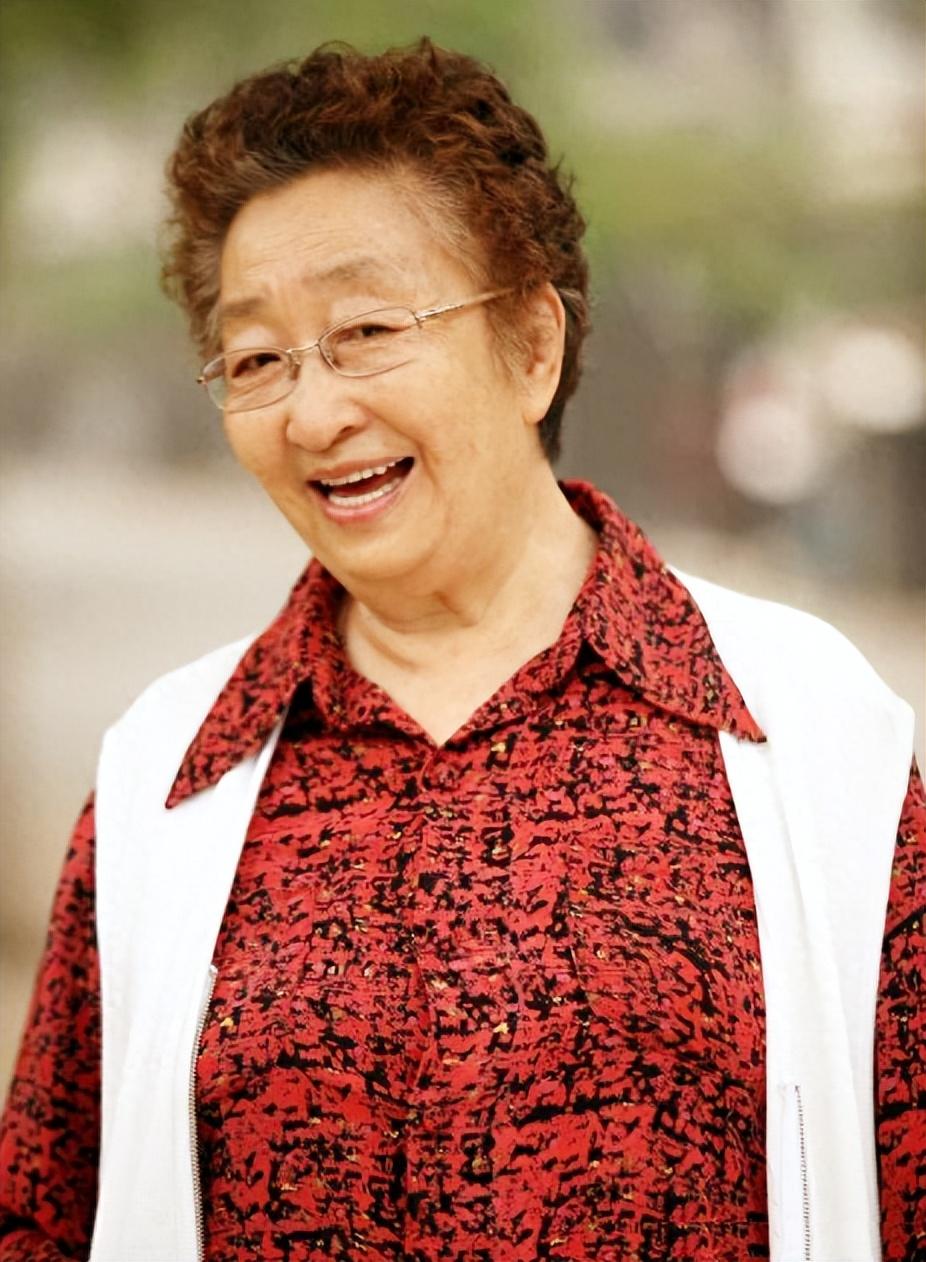 影视表演艺术家彭玉去世
 
据中国视协演员工作委员会发布讣告，国家一级演员、影视表演艺术家彭玉，于2026年10月7日10点27分，在珠海安详离世，享年93岁。
 
彭玉1934年生于黑龙江哈尔滨，17岁登台演话剧，开启七十余年演艺生涯。1964年出演首部电影《千万不要忘记》。为照顾重病的丈夫，她曾