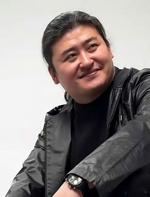 很多人总喜欢把蒋大为和刘欢放在同一维度比较唱功，实际上两人根本不是一个赛道，一个是顶级演唱天花板，一个是全能乐坛宗师，能力维度完全不在一个层级。
 
华语乐坛经常有人把老牌歌手放在一起做高低对比，但真正懂行的人都清楚，唱歌好听和能写能编能定标准，完全是两码事。蒋大为和刘欢都是国宝级艺术家，都值得尊重