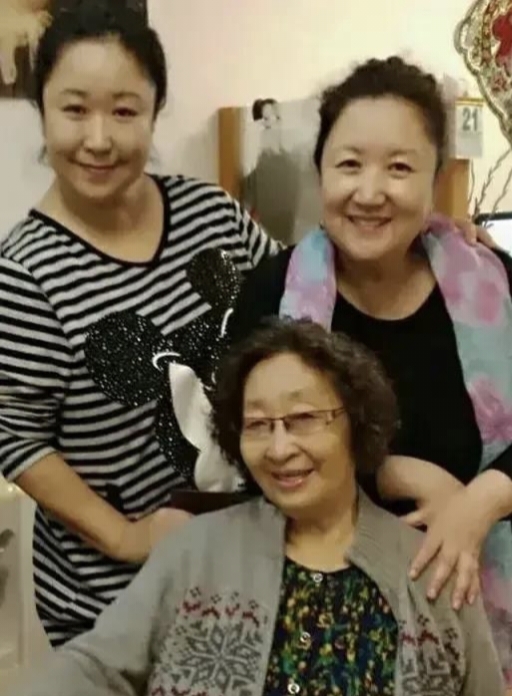 老演员彭玉跟第一任丈夫赵文欣都是哈尔滨话剧院的演员。婚后生下赵玲琪和赵珈琪，姐妹俩后来全进了演艺圈。大女儿赵玲琪也是国家一级演员，还在中央戏剧学院教过书。小女儿赵珈琪常年拍戏，跟母亲同台搭过好几部作品，片场里既是母女又是师徒。

丈夫去世后，两个女儿撮合她再婚。第二段婚姻来得晚，但她过得松弛。晚年的