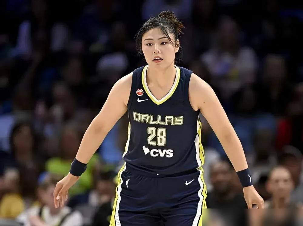 李月汝居然因为丢护照，缺席了柏林女篮世界杯。
女篮公布12人出征名单，核心内线李月汝不在列，瞬间炸了锅。
原因说出来没人信：换发护照时，她从美国用USPS寄回新旧护照，包裹中途弄丢了。
一开始网上全是阴谋论，猜内部矛盾，骂后勤保障不到位。
苏群跟李月汝本人核实后澄清：丢的是私人护照，赶不上截