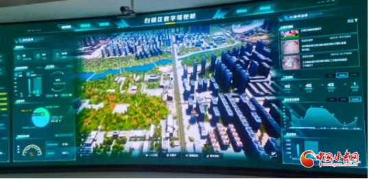 【3D地图、AI、算力……铜城白银的这个“新脑子”真好使】井盖被偷了，系统秒级报警；后厨有没有违规操作，AI实时盯着；城区哪里堵了，算法比交警还先知道……这不是科幻片，这是“铜城”白银正在发生的事。在白银区，全区105平方公里实现三维数据采集，管网、路网、监控、井盖、路灯……所有城市部件 ​