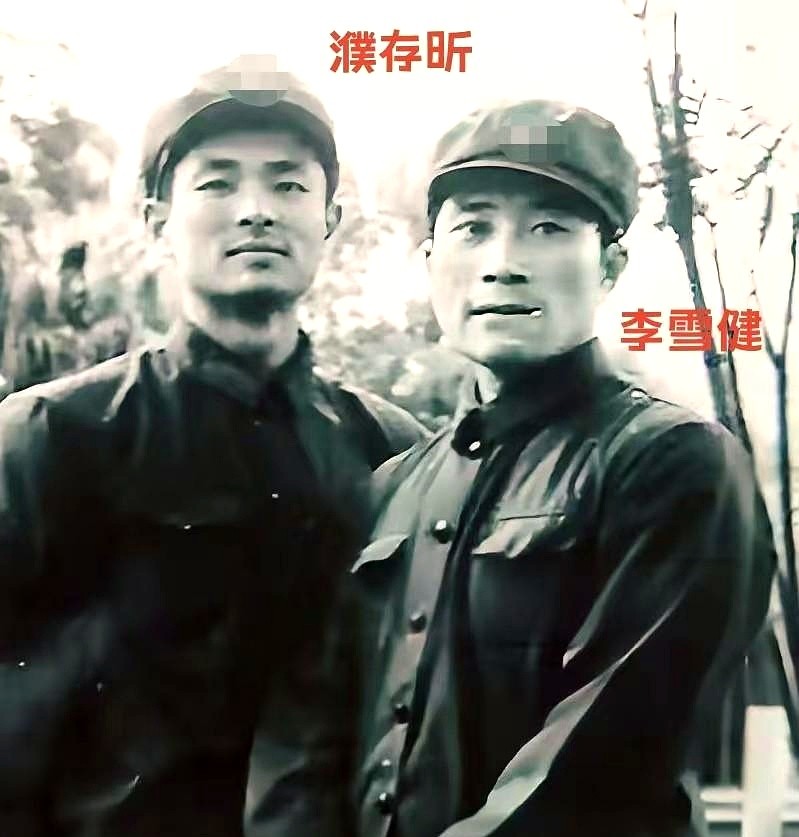 双耳失聪，声带受损，连正常交流都费劲，这戏到底怎么拍？

李雪健的办法够狠：开机前把对手台词全背熟咽进肚子里，实拍时死死盯住对方的嘴型卡点接词。有人劝他凑合用AI，他直摇头，说机器演不出人眼底的那层霜。

和他同出空政话剧团的濮存昕，七十多岁的人了，还在舞台上死磕林则徐。台下场场爆满，他演完汗都顾不