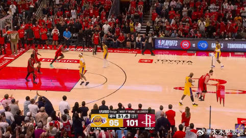 當比賽還剩下30秒，湖人不中，落後6分，火箭隊搶到籃板的時候，我當時站...