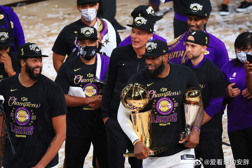 #NBA[超话]##起程nba中国赛2026# 
喜欢小牛（独行侠）的第20年 2020年
19-20赛季疫情影响常规赛75 场，独行侠常规赛第7
这赛季是波神和卢卡的组合，布伦森受肩伤影响，首轮2比4输给卡椒组合的快船
快船次轮输给穆约的掘金31领先被4比3 逆转
西决 湖人4 比1 掘金，那时掘金还没有阿隆戈登，内线浓眉统治 ​