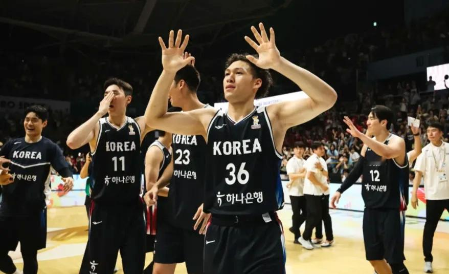 全员斗志拉满！韩国男篮一路势如破竹，金牌关乎球员兵役命运
 
本届亚运会，韩国男篮从小组赛一路打到决赛，全程状态火热，每一场都打得势如破竹，最终拿下时隔十二年的亚运男篮金牌。支撑他们奋勇拼搏的，除了冠军梦想，还有现实的兵役因素。
 
按照韩国相关制度，拿到亚运会金牌的参赛运动员，可以享受艺体要员特例