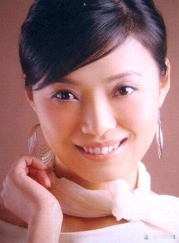 她是一位实力派的演员，虽然作品不算多，但每部都让人印象深刻，颜值高，演...