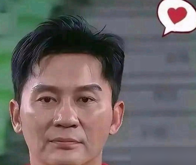 李晨这辈子最狠的一刀，是自己捅的。当年《士兵突击》里吴哲多惊艳，张译段奕宏还在泥里滚呢。结果他转头扎进跑男，撕了十年名牌。
张译拿白玉兰，段奕宏捧起东京影帝。李晨在综艺里流汗，观众只记得大黑牛。他亲口说演员一年应聘好多次，可他的简历早被综艺盖章了。
再看《消失的人》，演技回来了，但观众看他的脸，