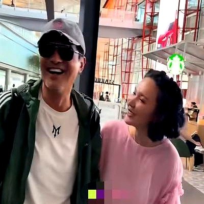 红毯上两人连个比心动作都凑不到一块，满屏冒着尴尬。

闪光灯一灭，郭晓东立刻伸出手，一把揽过程莉莎的腰，低头挡着镜头护着她往台下走。

郭晓东靠综艺翻红，机场被围得水泄不通。程莉莎半步没退，直接扎进人堆扯着嗓子跟粉丝开玩笑，逗得大伙直乐。

一个闷葫芦社恐，一个炮仗脾气社牛。结了二十年婚，连个营业手