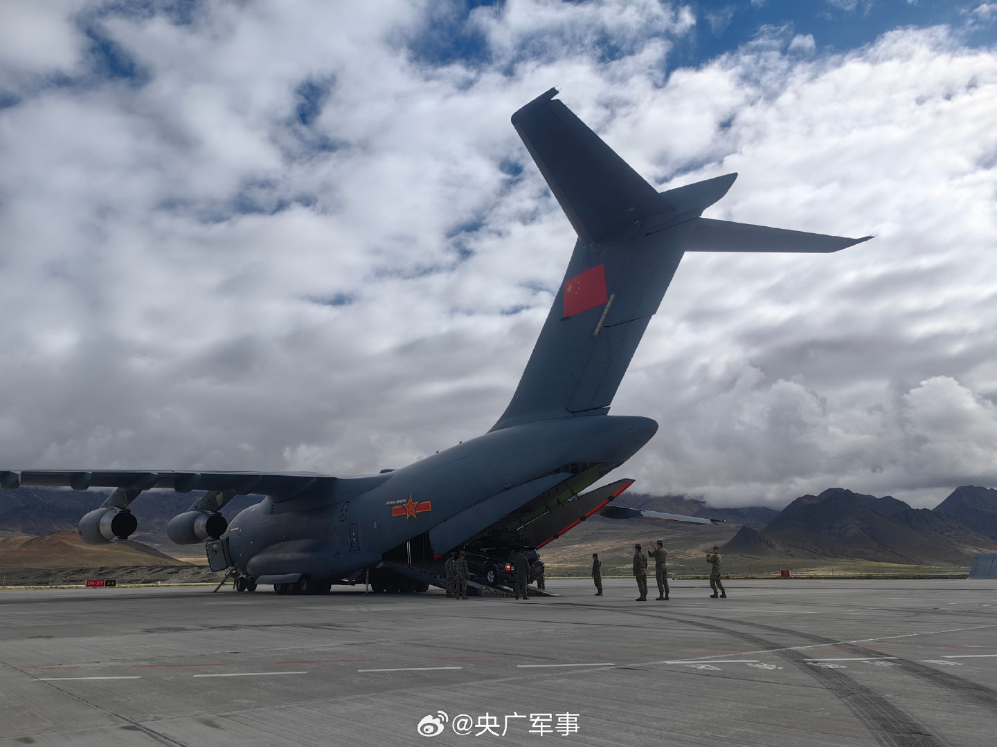【#运20着陆西藏某高原机场#】26日，因尼泊尔一侧发生泥石流灾害，造成西藏日喀则市吉隆县吉隆口岸重大人员伤亡、失联。27日10时30分许，西部战区指导组搭乘运-20军用运输机抵达西藏某高原机场，紧接着采取摩托化机动方式奔赴现地加强指挥。#子弟兵在行动#（彭小明） ​