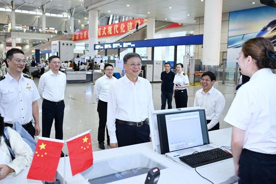 #要闻要论# 【​国庆假期将至，陈吉宁朱忠明检查城市安全运行和服务保障工作】国庆假期将至，市委书记陈吉宁，市委副书记、代市长朱忠明近日分别前往综合交通枢纽、联勤指挥中心、消防救援站点和燃气热线服务平台，检查国庆期间城市安全运行和服务保障工作。（解放日报） ​