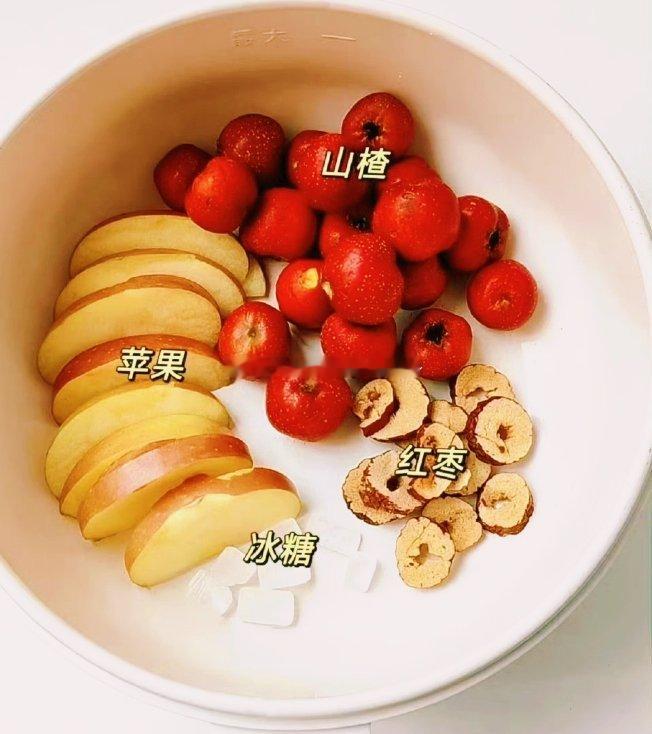山楂适合用于营养过剩，脾胃虚，消化不好，身体积攒了一堆油脂痰浊垃圾，消油垢，尤其血脂高人群！！实际山楂也适合清理淤血，能除 癖 瘕、女子月闭、产后瘀血作疼等。女生大姨妈不来血块量多、产后瘀血下不来肚子痛、有肌瘤等都适合。吃的时候不要单独吃，配合点苹果和大枣一起煮，能健脾呵护胃气，不至于胃口不舒适。消淤血同时，帮助补充正气，效果会更好。山楂和大枣最好提前剔核，苹果切块放入适量冰糖一起煮，如果是经期有血块或者有肌瘤朋友可以月经期前一周每天喝一碗！！！