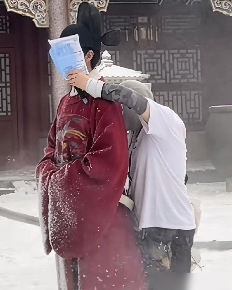 戏里大雪纷飞跪在殿外死谏，戏外横店40度高温，那雪全是碎纸屑。
牛骏峰拍《兰香如故》韩梁这场戏，穿三层厚袍子，跪在纸片堆里，镜头一摇，悲壮得让人起鸡皮疙瘩。可镜头外，鼓风机一停，满身纸屑混着汗，粘在脸上脖子上，抠都抠不下来。
就这，他还得演出那种冻到骨头缝里的抖。
观众看到的是雪夜死谏，他经历