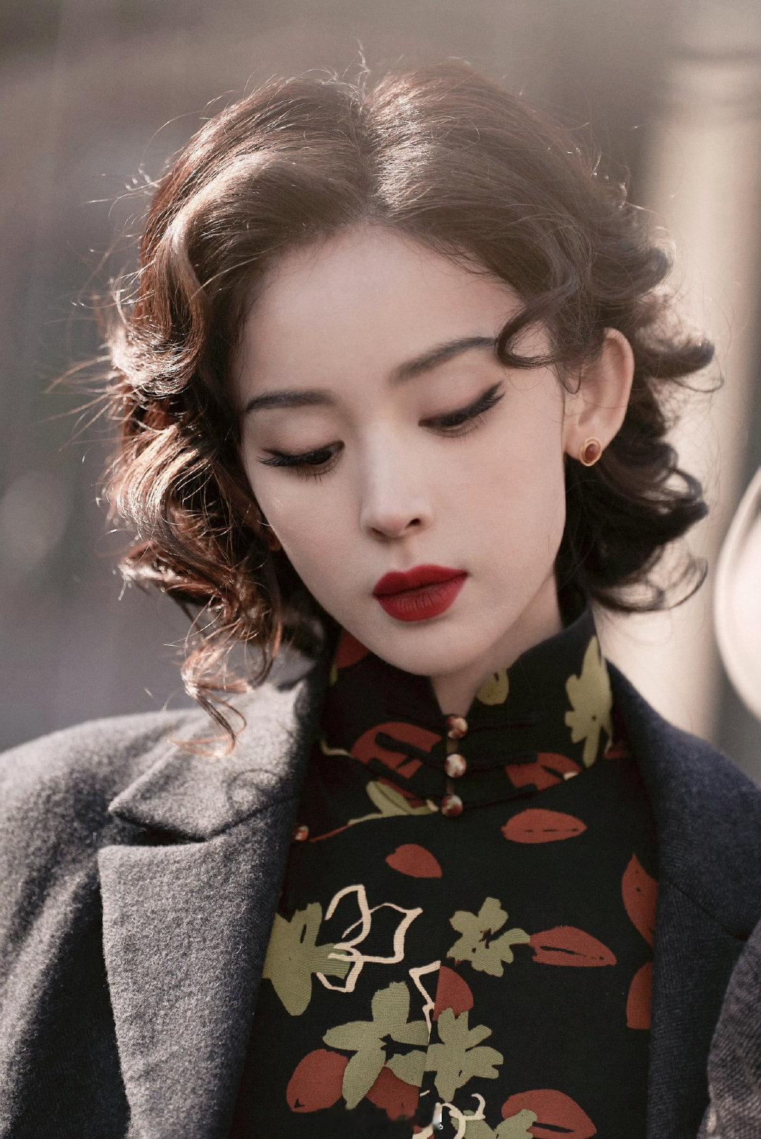 娜扎金宝好有故事感一张脸...这套旗袍好震撼，红唇更是民国剧里的态度一姐！怼天怼地小辣椒，不想你下线🥲🥲 ​
